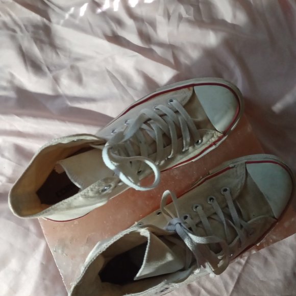 chuck Taylor Converse - Picture 2 of 3